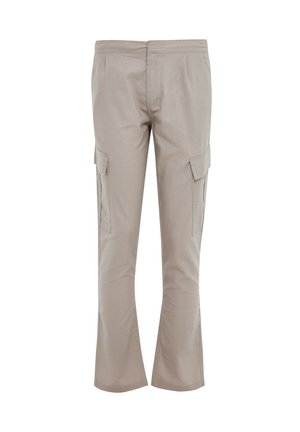 Pantalons cargo beiges en tissu lisse, comportant deux poches latérales, un bas légèrement évasé et une coupe ajustée.