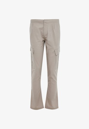Pantalons cargo beiges en tissu lisse, comportant deux poches latérales, un bas légèrement évasé et une coupe ajustée.
