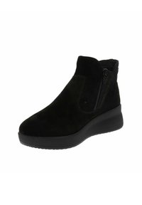 Stivale alla caviglia in suede nero con punta arrotondata, zip laterale e suola in gomma testurizzata. La parte superiore presenta una finitura liscia e cuciture minime.