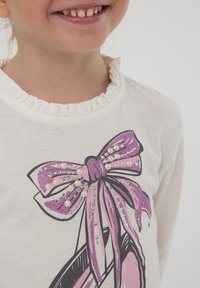 Terranova CON STAMPA SCARPE BALLERINA E APPLICAZIONI - Maglietta a manica lunga - bianco lana