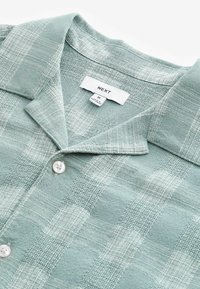 Next TEXTURED CHECK SHORT SLEEVE  WITH CUBAN COLLAR  - REGULAR FIT - Ing - green