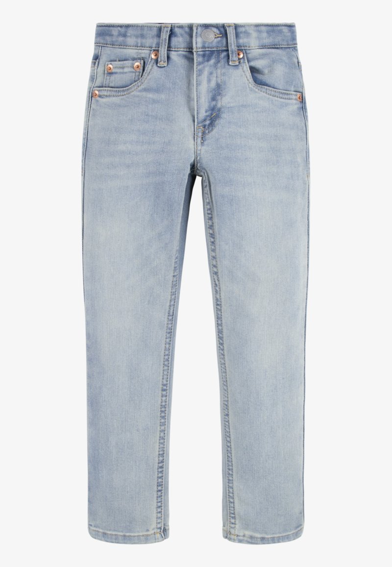 Vaqueros de denim azul claro con pierna ajustada, cinco bolsillos y herrajes de cobre. Presentan un ligero desvanecimiento y detalles de costura.
