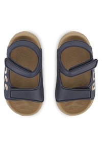 Σανδάλια σκούρου μπλε ναυτικού χρώματος κατασκευασμένα από συνθετικό υλικό, με δύο ρυθμιζόμενους ιμάντες βέλ κρο, υφασμένα πέλματα και υποπόδιο σε κρεμ χρώμα.