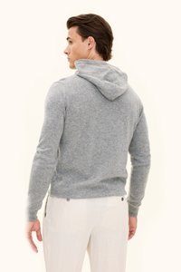 Grå fleece-hoodie med snøre i hætten, figursyet, med ribbede ærmegab og glat tekstur. Båret med lyse hørbukser.