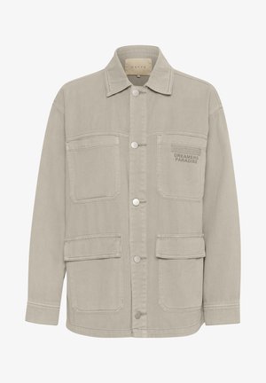 Béžová džínová bunda s klasickým golierom, predným zapínaním na gombíky a štyrmi vreckami. Na ľavej hrudi je vyšitý nápis "DREAMERS PARADISE".