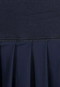 Tessuto plissettato blu navy con una sezione superiore testurizzata e pieghe lisce, rifinito con cuciture visibili lungo le cuciture per una maggiore durata.