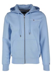 Sudadera azul claro con cremallera, fabricada en tejido suave, que cuenta con dos bolsillos frontales, capucha con cordón y el logo bordado de "TOMMY HILFIGER" en el pecho.