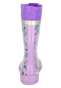 Botte de pluie en caoutchouc violet avec une finition lisse et brillante, ornée de motifs aquatiques de tortues, de méduse et de coquillages. Bord supérieur doux.