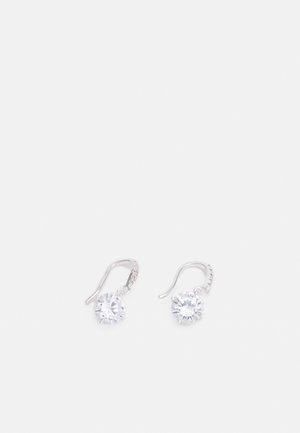 Silberne Hängeohrringe mit runden klaren Edelsteinen und kleinen Steinen, die in die Haken eingearbeitet sind, auf weißem Hintergrund gezeigt.