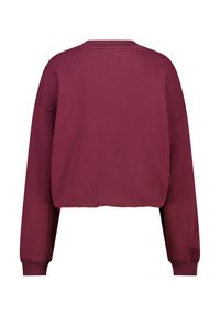 Bordeaux kleurige cropped sweatshirt met lange mouwen, geribbelde manchetten en een geribbelde halslijn, van achteren getoond op een witte achtergrond.