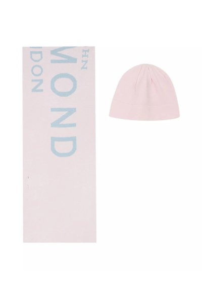 Cappellino rosa chiaro con cima arricciata e texture morbida, accompagnato da una sciarpa abbinata con scritte blu, forma rettangolare.