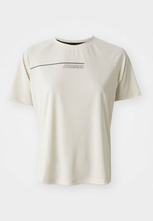 Licht beige t-shirt met korte mouwen en geribbelde textuur. Heeft een sportief ontwerp en een donkerbruin "HUMMEL" logo op de borst.