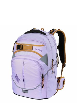 Sac à dos Nitro lavande et beige avec plusieurs compartiments zippés, bretelles rembourrées et détail de boucle à l’avant.