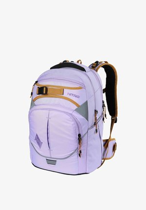 Lavendel- en beige Nitro-rugzak met meerdere ritssluitingen, gevoerde schouderbanden en een gespdetail aan de voorkant.