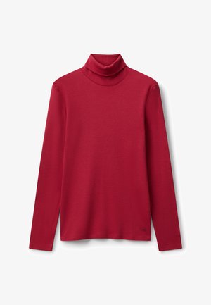 Rotes Langarm-Turtleneck-Shirt aus glattem Stoff mit kleinem schwarzem Logo nahe dem Saum, auf weißem Hintergrund präsentiert.