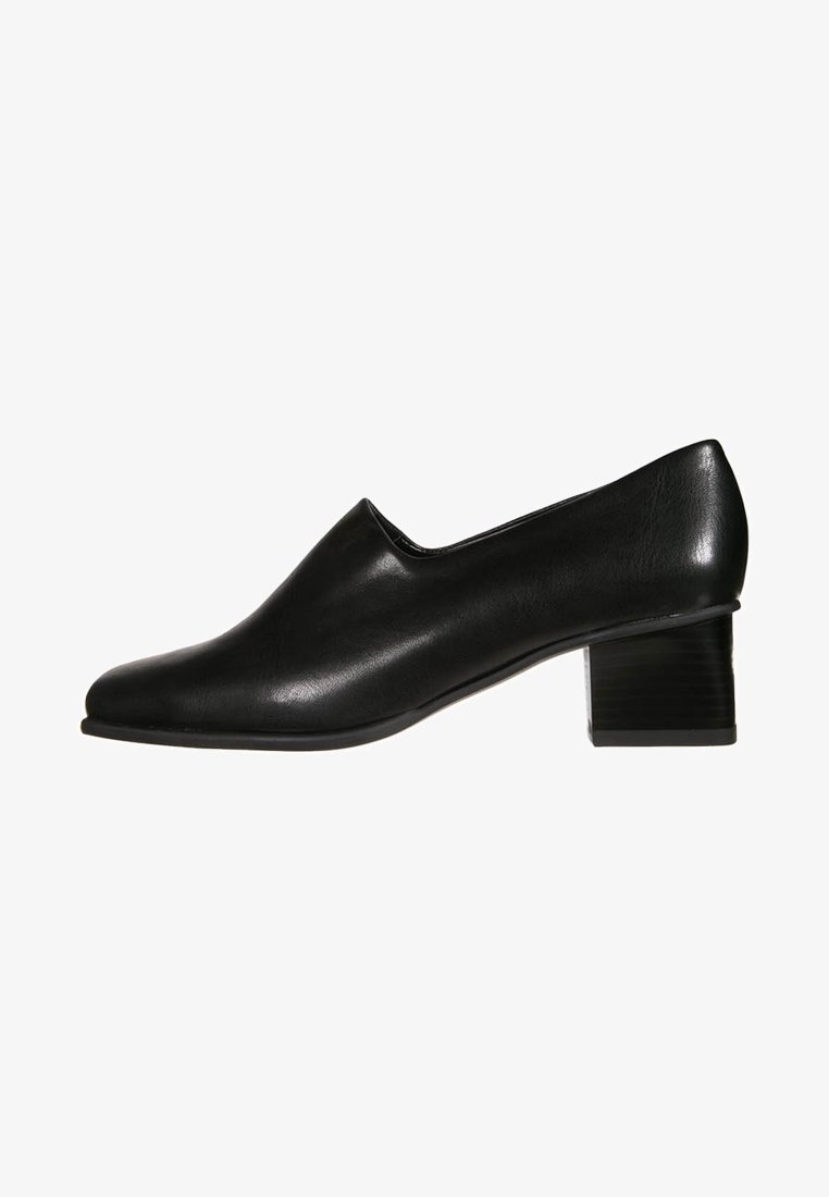 Chaussure pour femme en cuir noir à petit talon avec bout arrondi et talon carré, vue de profil sur fond blanc.