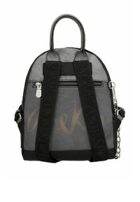 Szary plecak o teksturowanej powierzchni, czarne paski, zapięcie na suwak oraz ozdobny łańcuch. Po jednej stronie subtelny wzór z logo.