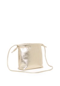 Borsa a tracolla metallica dorata con forma semplice, texture liscia e chiusura a coulisse. Presenta una tracolla sottile e regolabile.