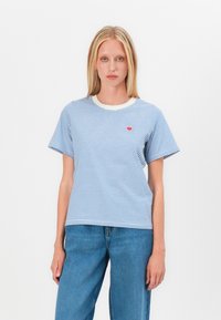 Randig blå och vit T-shirt med rund halsringning, som har en liten röd hjärtformad design på bröstet. Tillverkad av bomull, avslappnad passform.