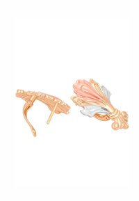 Goldfarbene Ohrringe mit floralem Design, rosa und weißen Akzenten, filigranen Texturen und einem Clip-Verschluss.