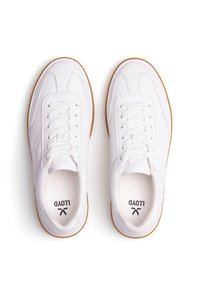 Weiße Sportschuhe mit einem glatten Lederoberteil, abgerundeter Zehenpartie und dünnen Schnürsenkeln. Sie verfügen über eine Sohle aus Gummi und ein geprägtes Logo auf der Innensohle.