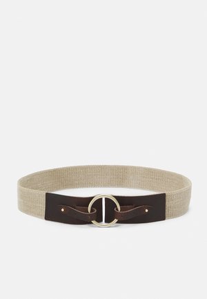 Cinturón tejido beige con extremos de cuero marrón oscuro conectados por una hebilla metálica circular dorada.