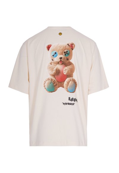 T-shirt in cotone crema con una grande grafica di un orso di peluche con occhi blu a bottoni e accenti rosa sul retro. Il testo nero reca la scritta "BARON 'PERFORMERS'."