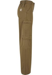 Pantalon cargo marron avec ceinture élastique, poches latérales, poches cargo à rabat et un petit écusson avec logo près de la poche arrière.