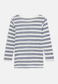 Camisa de mangas longas com riscas, apresentando riscas horizontais azuis e brancas, um decote redondo e um tecido de algodão texturizado.