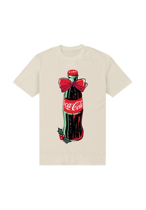 Béžové tričko s grafikou vintage láhve Coca-Cola ozdobené červenou mašlí, cesmínovými listy a vánočním designem.