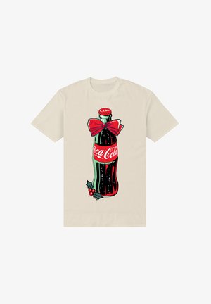Beige t-shirt med grafik af en vintage Coca-Cola flaske dekoreret med en rød sløjfe, mosegrønne blade og et festligt design.