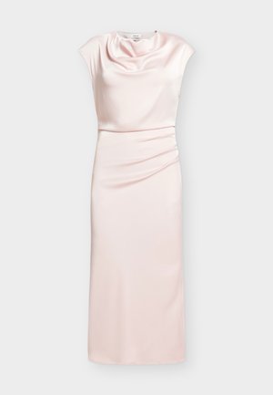 Hellrosa ärmelloses Satin-Midikleid mit drapiertem Wasserfallausschnitt und gerafftem Detail in der Taille auf neutralem Hintergrund.