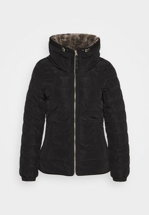 Veste matelassée noire avec col haut doublé de fausse fourrure marron, fermeture éclair avant et poignets élastiques.