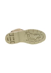 Botte beige avec une semelle texturée, dotée d'un dessus tan, d'une doublure blanche et d'un logo, conçue pour l'adhérence et la durabilité.