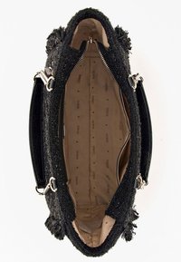 Černá kabelka se strukturovaným textilním povrchem a hladkými koženými detaily. Obsahuje zipové zapínání a béžový interiér s logovaným vzorem.