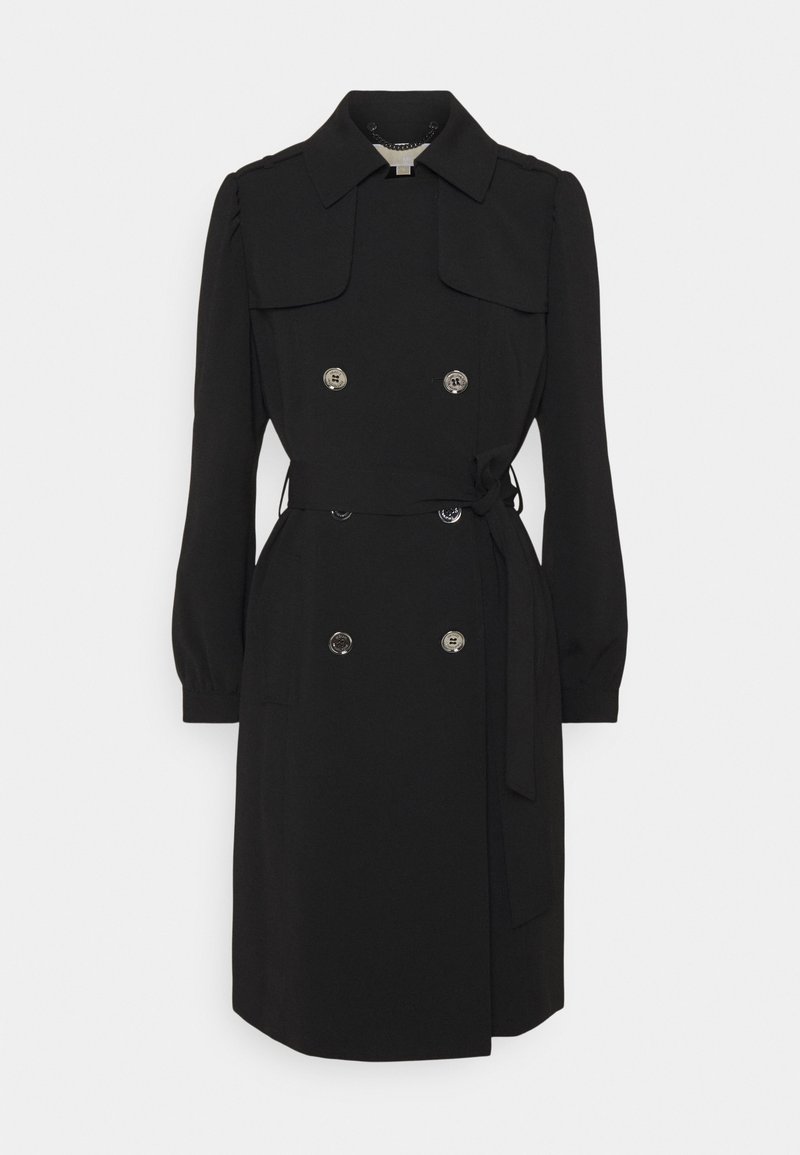 Trench-coat noir à manches longues avec boutons argentés doubles, large col, taille ceinturée et ourlet à la hauteur des hanches sur fond blanc.