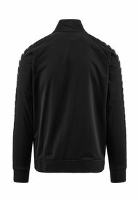 Giacca nera con zip, caratterizzata da un colletto alto, polsini a costine e strisce laterali con un motivo logo ripetuto lungo le maniche. Texture liscia.