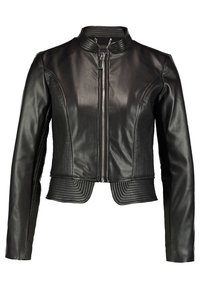 Czarna skórzana kurtka o krótkim kroju, z prążkowanymi akcentami po bokach i na rękawach, wysokim kołnierzem oraz zamkiem błyskawicznym z przodu.