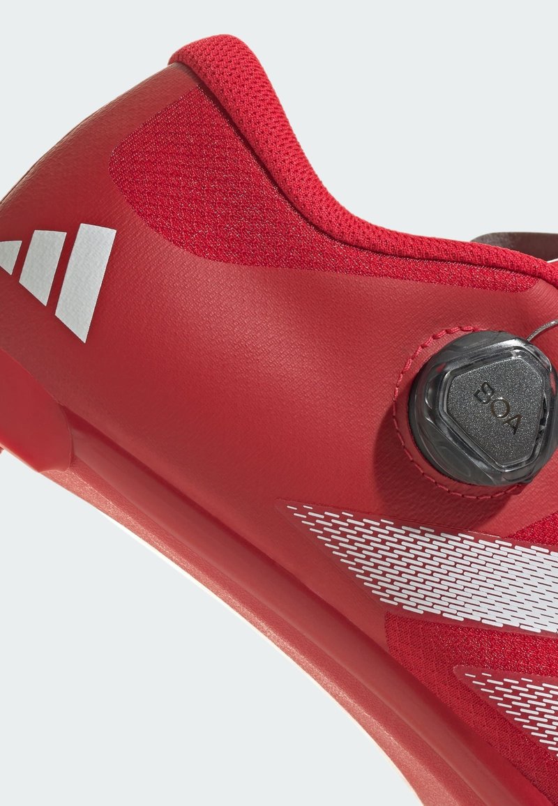 Roter Fahrradschuhe mit strukturiertem Obermaterial, Mesh-Akzenten und einem runden BOA-Dial zur Anpassung. Verfügt über eine glatte Sohle und reflektierende Details.