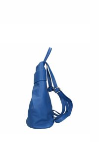 Blå läderväska med mjuk textur, avsmalnande form och justerbara remmar. Har ett handtag med ögla på toppen för bekväm båre.