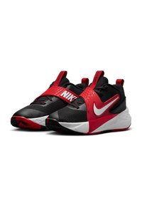 Baskets de sport noires et rouges avec une tige en maille, des panneaux texturés, un swoosh Nike blanc bien en évidence et une semelle blanche rembourrée.