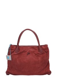 Borsa a tracolla in suede rossa con due manici, caratterizzata da un logo sul davanti e un'etichetta azzurro chiaro attaccata, che mostra una texture liscia e morbida.