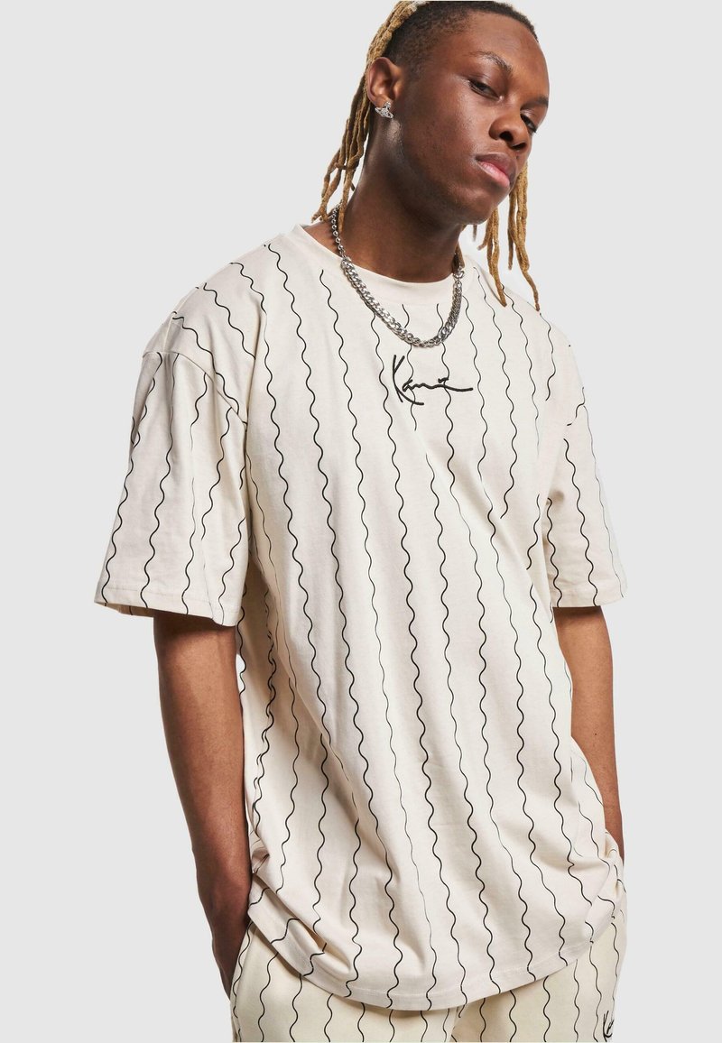 Karl Kani - SMALL SIGNATURE ZICZAC PINSTRIPE - Triko s potiskem - offwhite black, Zvětšit