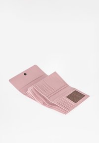 Portafoglio in pelle rosa con più slot per carte e una tasca trasparente per l'ID, dotato di chiusura a scatto e superficie liscia.