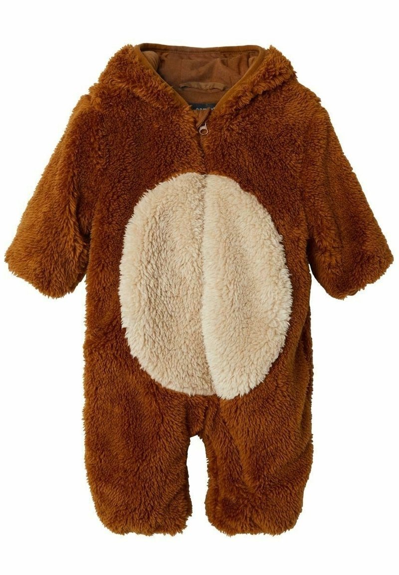 Combinaison en peluche brune à manches courtes et capuche. Présente un patch de ventre crème, fabriqué en tissu doux et texturé, avec fermeture éclair.