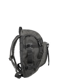 Zaino multi-tasche grigio con dettagli in rete, spallacci regolabili e fibbie resistenti. Caratterizzato da una superficie testurizzata e una forma strutturata.