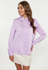 Lavendel satin skjorte med klassisk krave, udsmykket med dekorativ hardware, lange ærmer og en slank pasform.