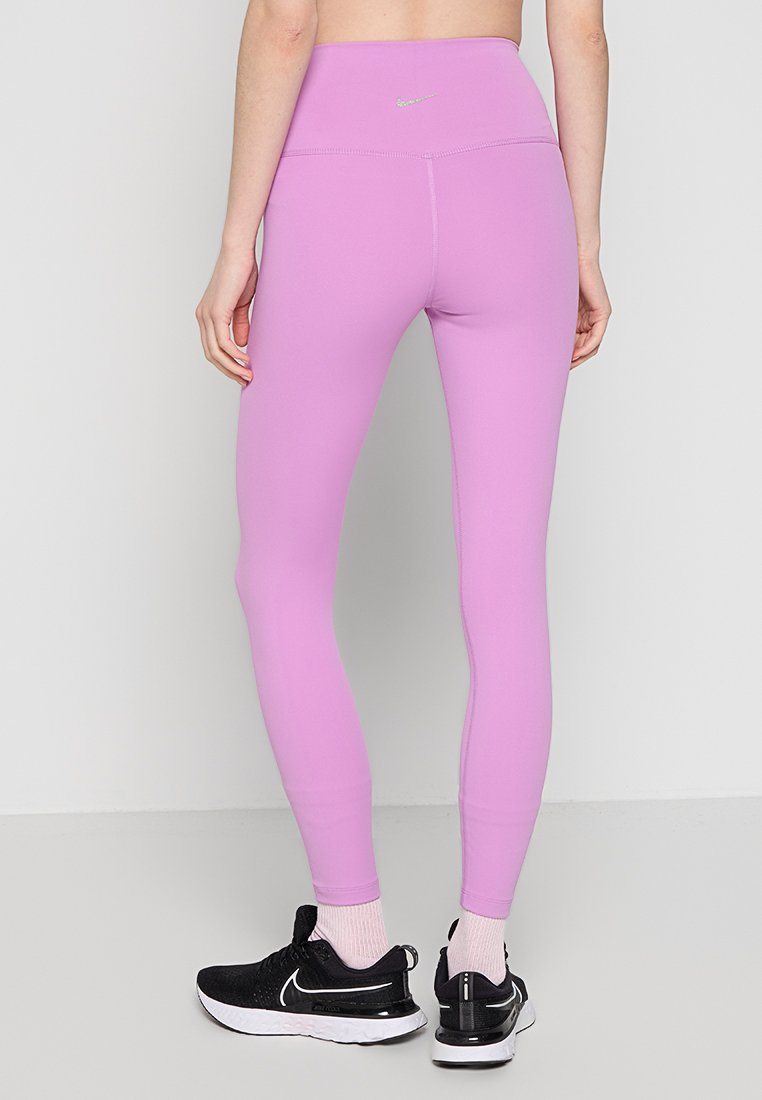 Leggings viola a vita alta realizzati in tessuto elasticizzato, caratterizzati da un design senza cuciture e un piccolo logo sul retro della vita.