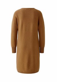 Robe en tricot marron à manches longues, col rond, et poignets côtelés ; texture lisse, mi-longue, et design simple sans motifs.