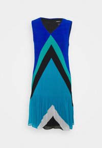 Robe bleue sans manches avec un col en V, présentant des motifs chevrons en sarcelle, noir et blanc, avec un ourlet plissé et un tissu texturé.